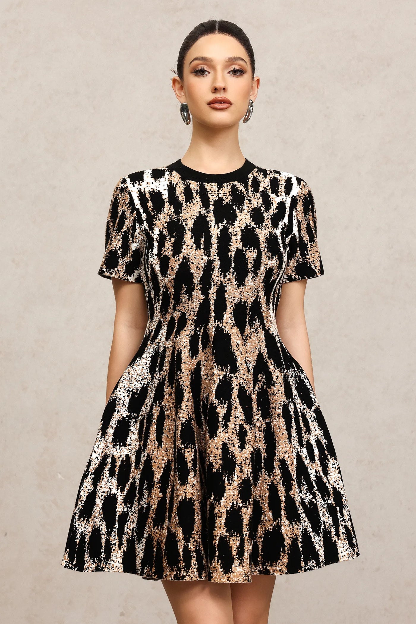 Indi Kısa Kollu Leopar Desenli Mini Elbise