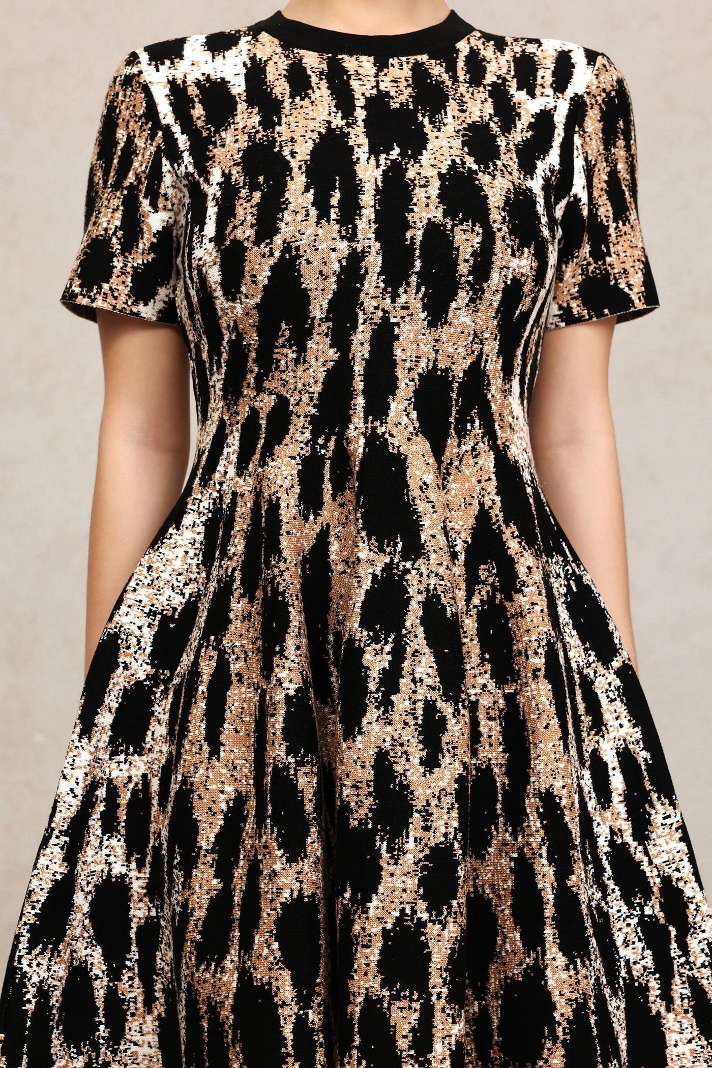 Indi Kısa Kollu Leopar Desenli Mini Elbise