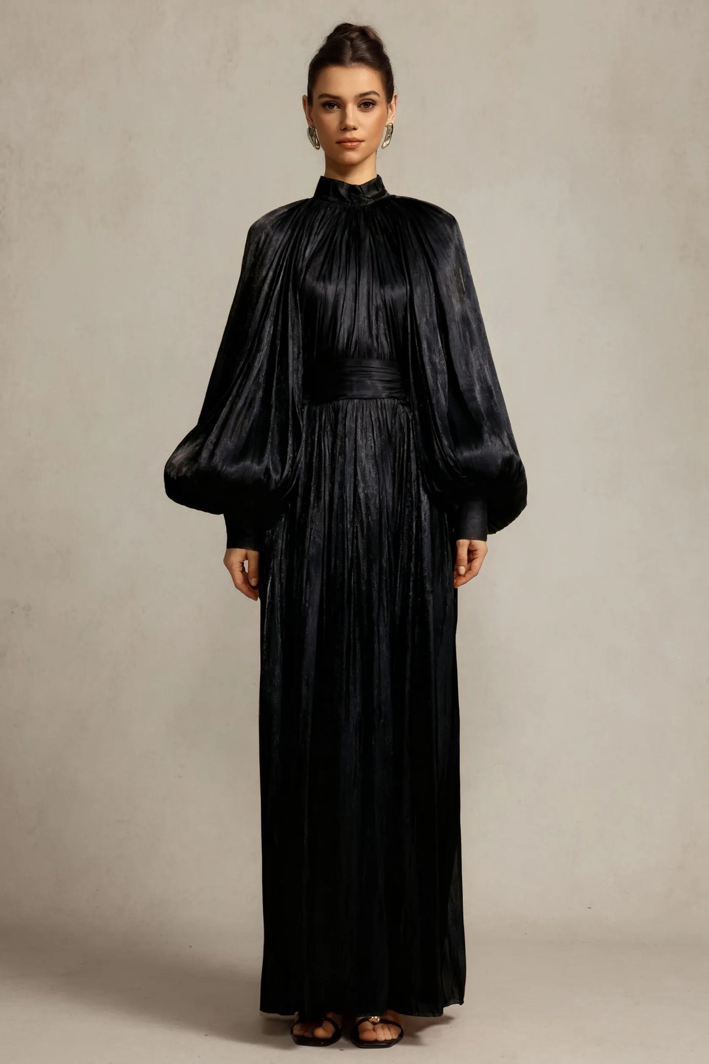 Kuhany Katlı Siyah Maksi Elbise