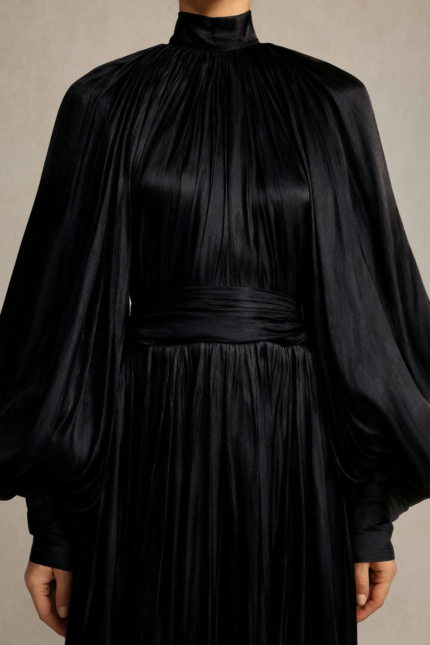 Kuhany Katlı Siyah Maksi Elbise