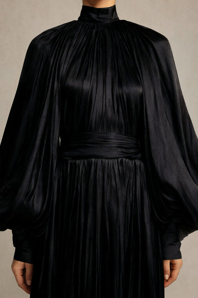 Kuhany Katlı Siyah Maksi Elbise