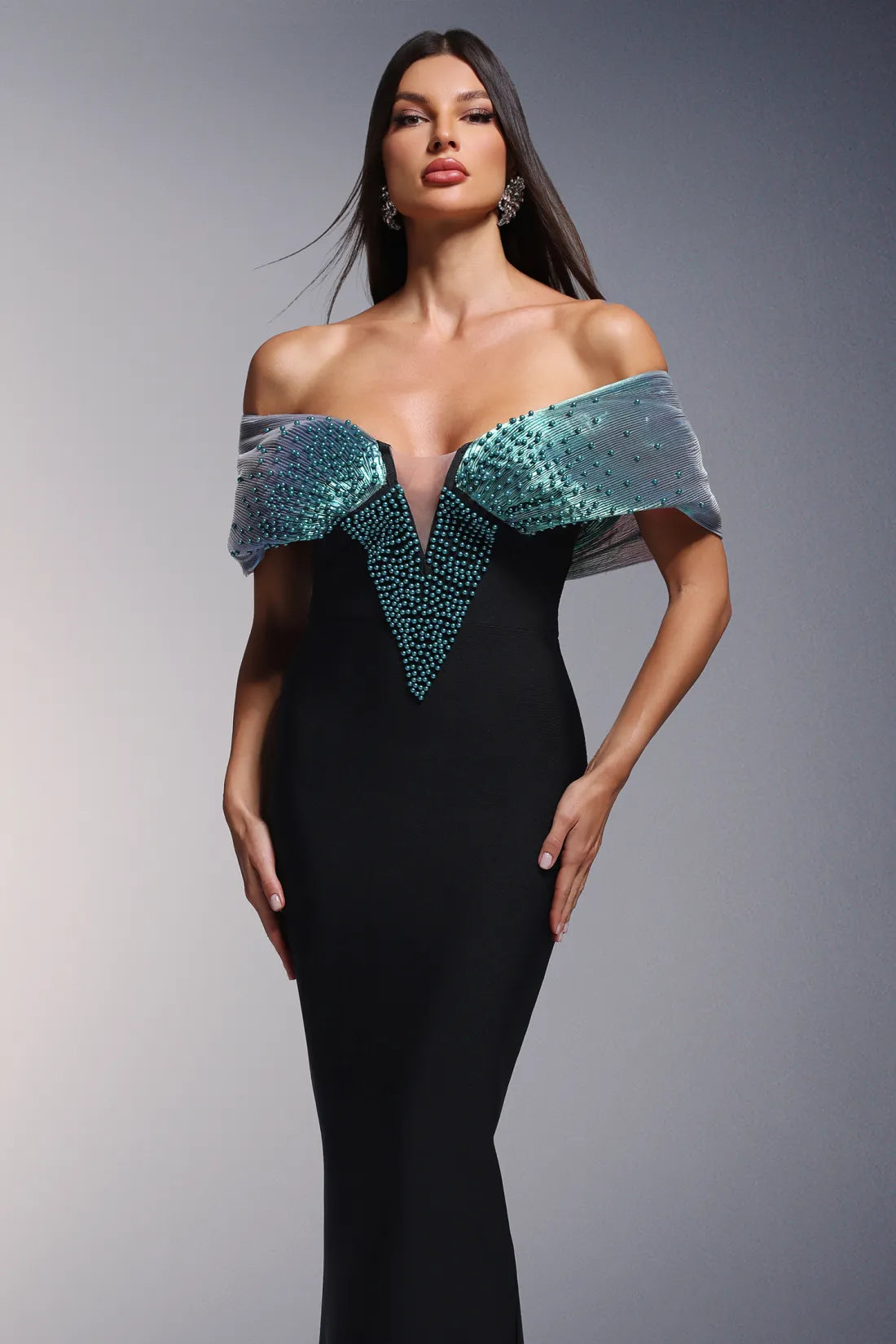 Dorie Derin V Yaka Bandaj Omuz Açık İnci Uzun Elbise