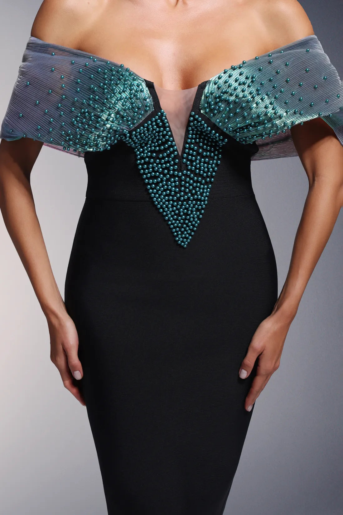 Dorie Derin V Yaka Bandaj Omuz Açık İnci Uzun Elbise