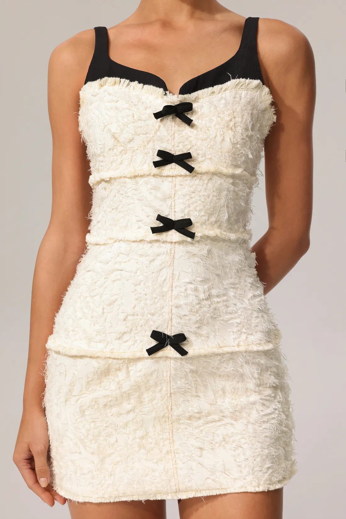 Emilia Kolsuz Fiyonklu Mini Elbise