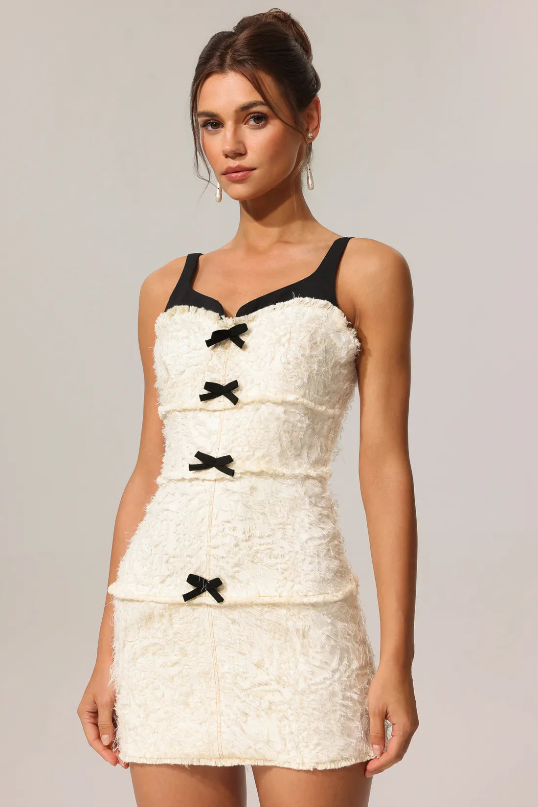 Emilia Kolsuz Fiyonklu Mini Elbise