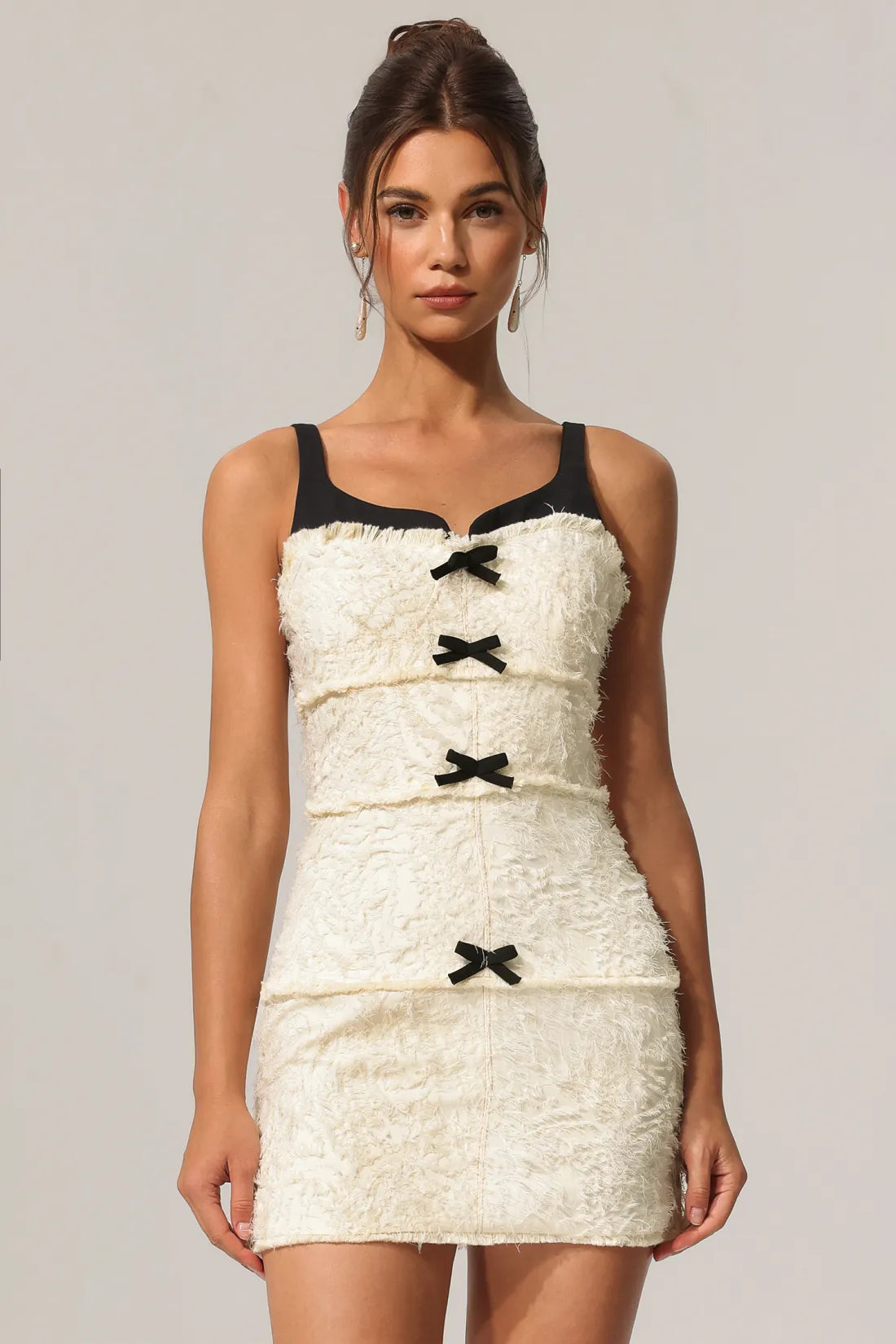 Emilia Kolsuz Fiyonklu Mini Elbise