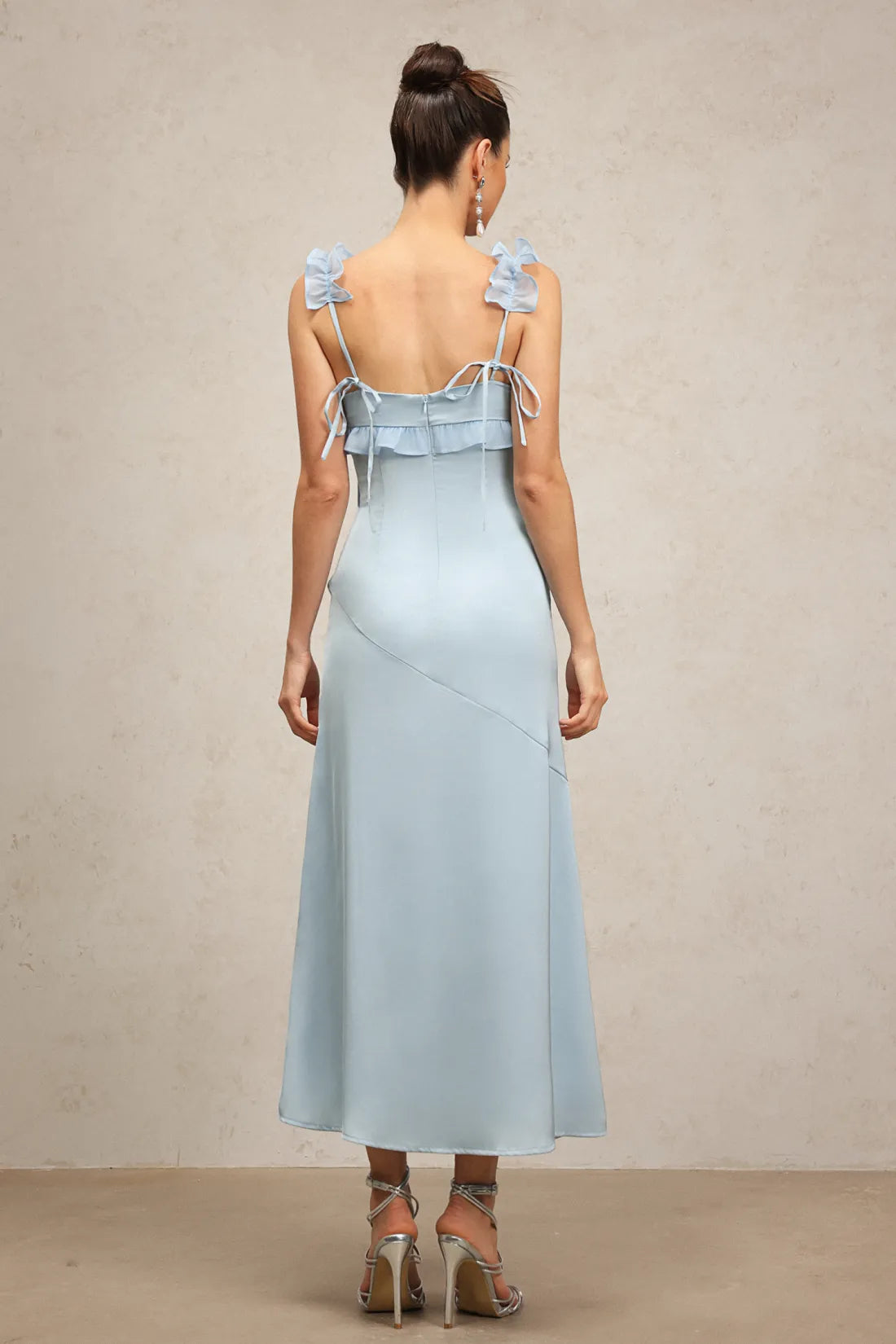 Vikiya Boyundan Bağlamalı Fırfırlı İlmek Uzun Elbise