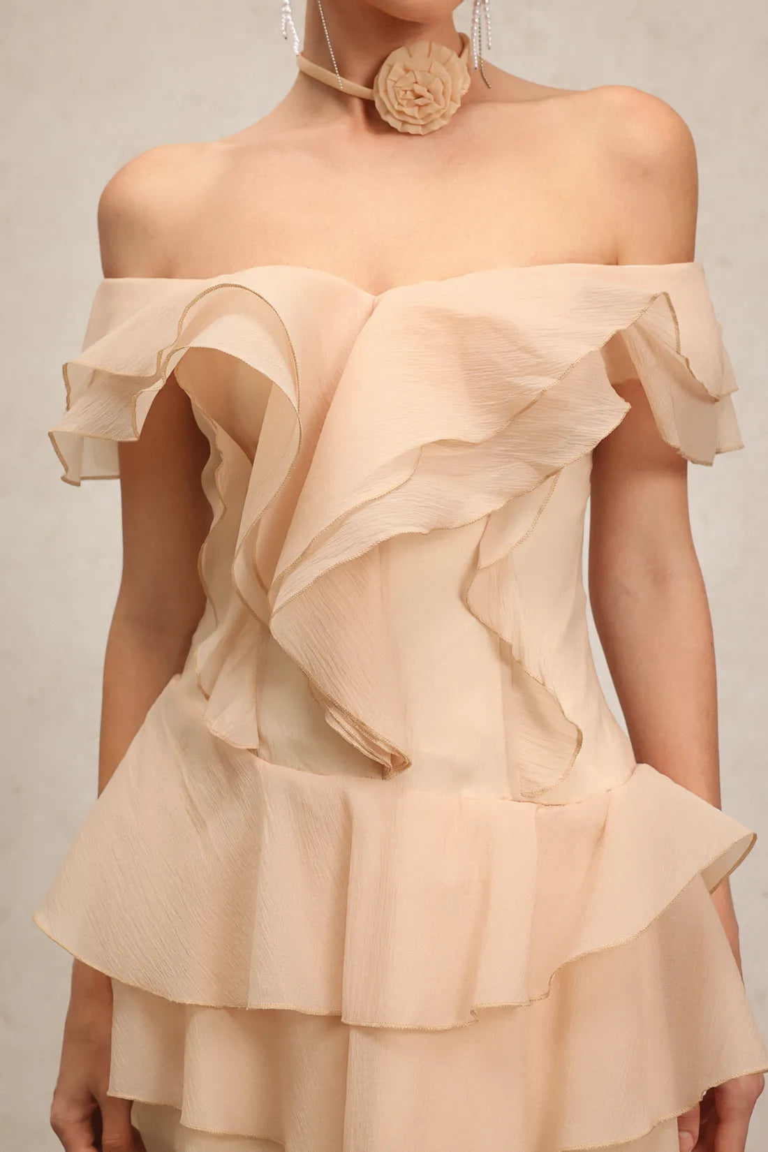 Quanne Omuz Açık Katmanlı Volanlı Mini Elbise