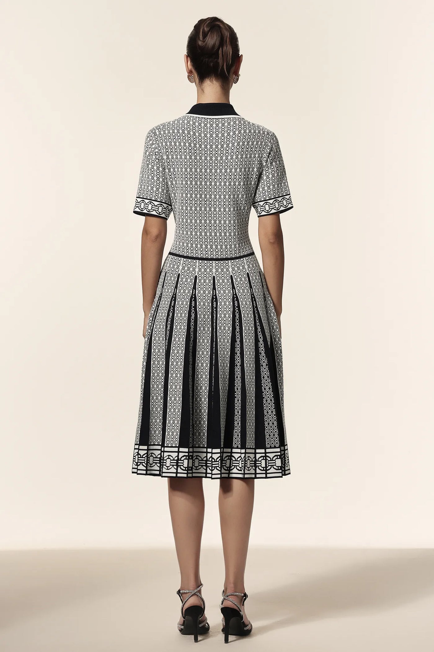 Reye Yaka Jakarlı Kıvrımlı Mini Elbise