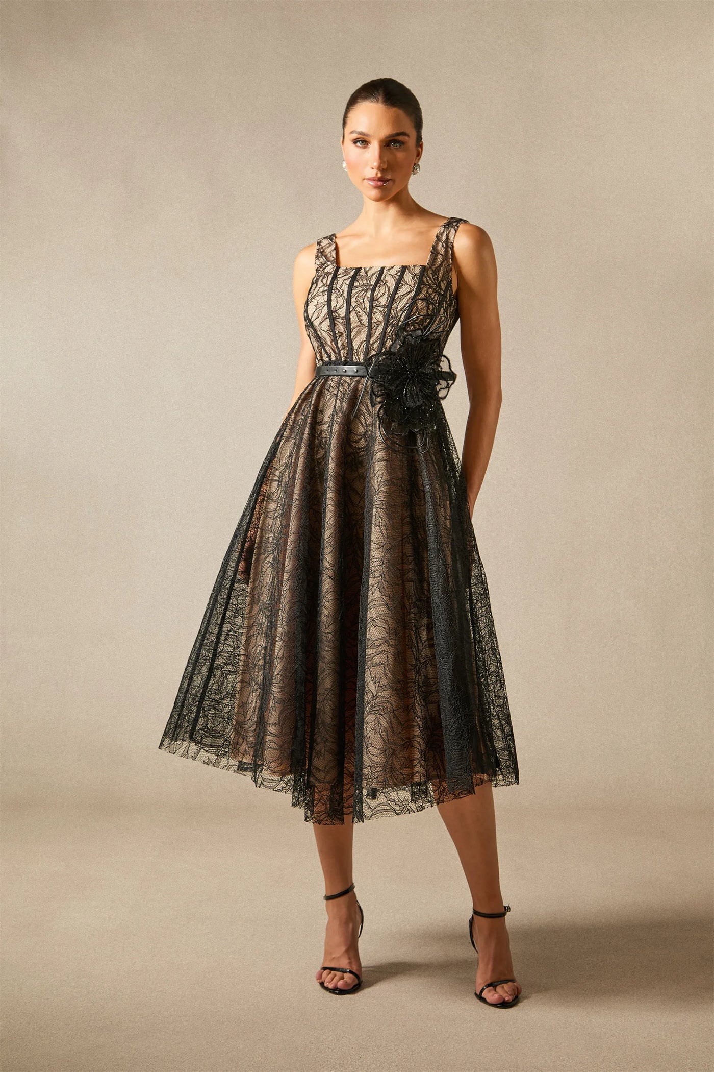 Mina Çiçekli Aplike Dantel Üstü Midi Elbise