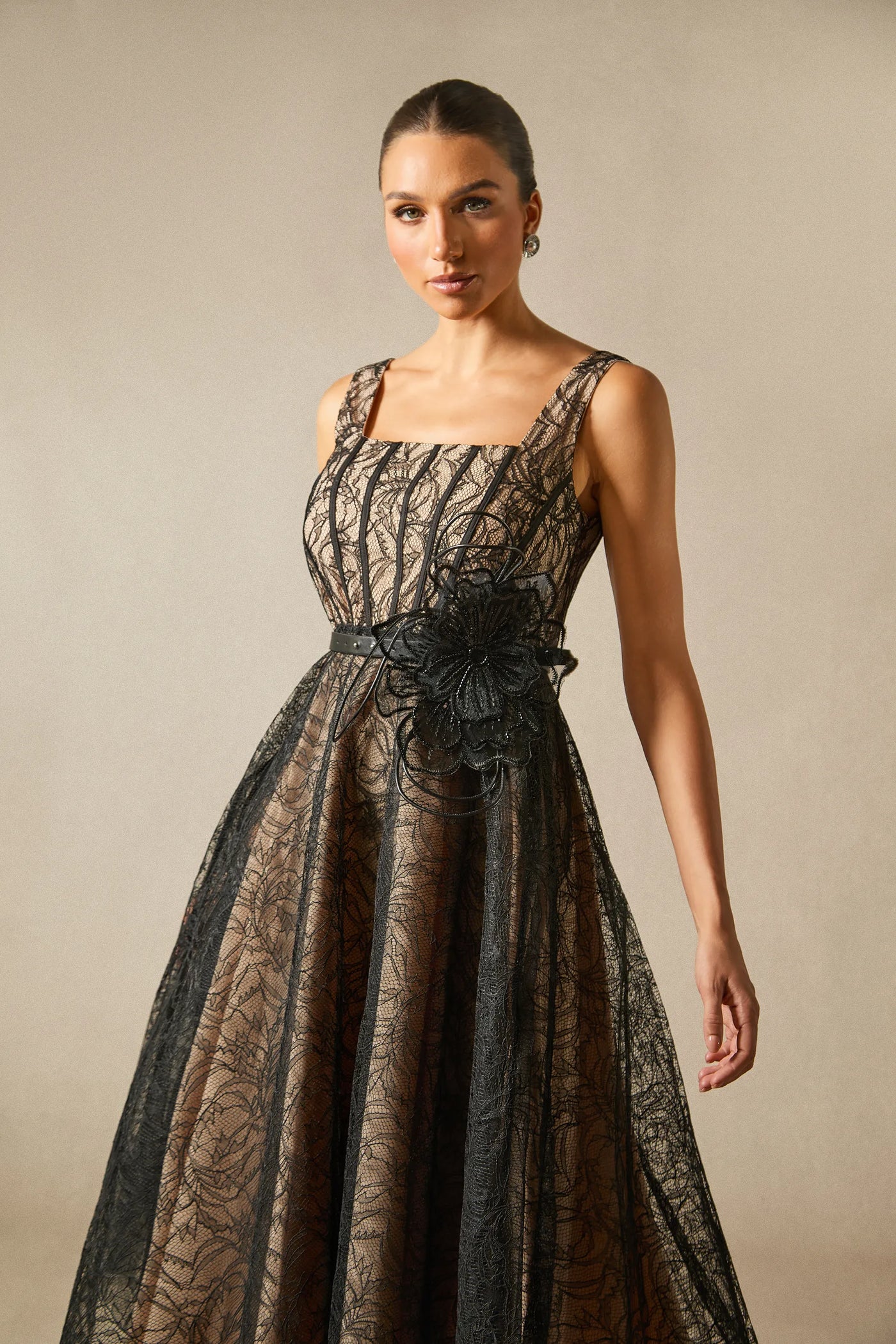 Mina Çiçekli Aplike Dantel Üstü Midi Elbise