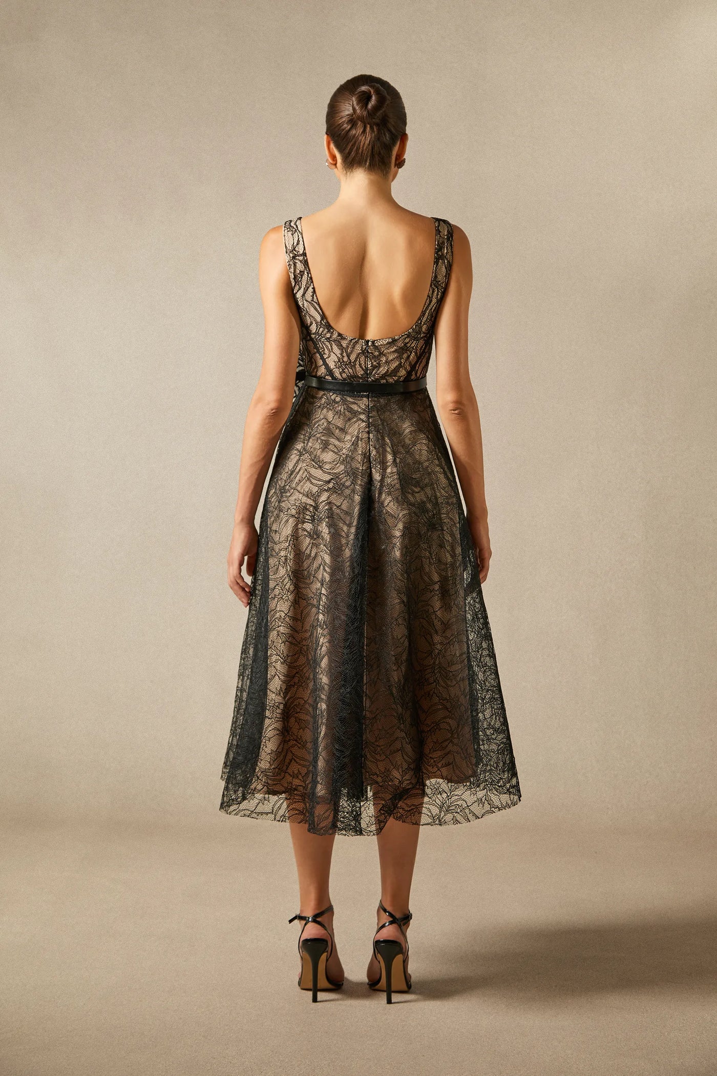 Mina Çiçekli Aplike Dantel Üstü Midi Elbise