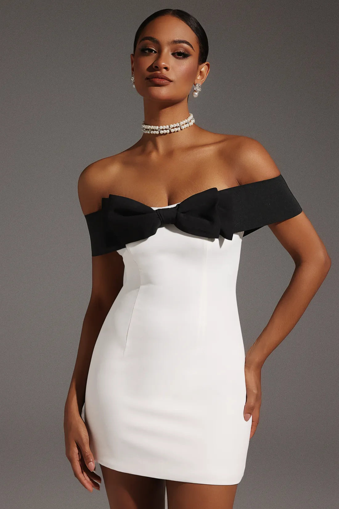 Devere Omuz Açık Fiyonklu Mini Elbise